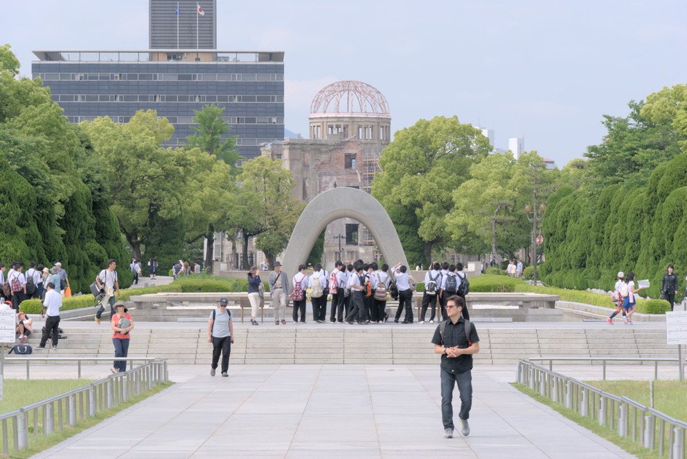 L’axe principal du parc est défini par l’alignement du musée du mémorial (derrière), du cénotaphe, de la flamme de la paix et du dôme de Genbaku.